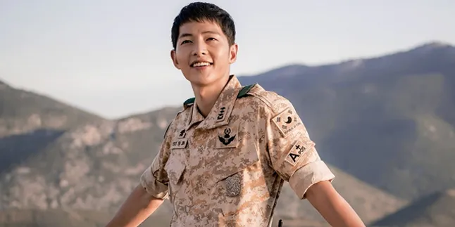 Terlalu Ganteng, Standing Figure Song Joong Ki Dicuri Fans
