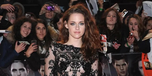 Terlalu Sayang, Kristen Stewart Kenakan Benda Ini Berhari-Hari