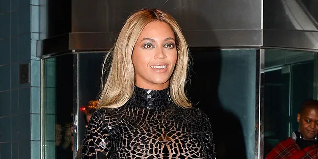 Terlalu Semangat, Baju Beyonce Terbuka di Atas Panggung