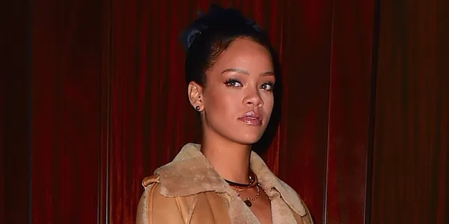 Terlambat Datang di Konsernya, Rihanna Disoraki Penonton