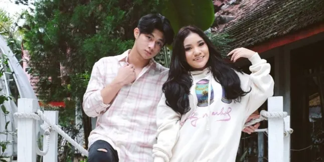 Terlibat Project Bareng, Felika Stephani dan Edmund TikTok Terlibat Cinta Lokasi? Terlibat Project Bareng, Felika Stephani dan Edmund TikTok Terlibat Cinta Lokasi?