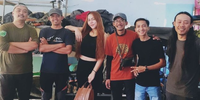 Involved in Unusual Project, Ratu Rizky Nabila Takes Part in the Making of a Documentary Video about Culture and Mountains