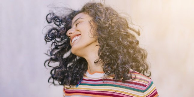 Looks Messy, Here are 7 Tips to Manage Curly Hair Easily