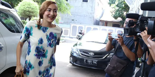 Terlihat Makin Muda, Begini Jika Rambut Dewi Rezer Jadi Blonde
