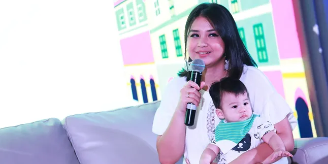 Terlihat Santai Menanggapi Komentar Netizen, Putri Titian: Kalau Lagi PMS Bisa Bete! Terlihat Santai Menanggapi Komentar Netizen, Putri Titian: Kalau Lagi PMS Bisa Bete!