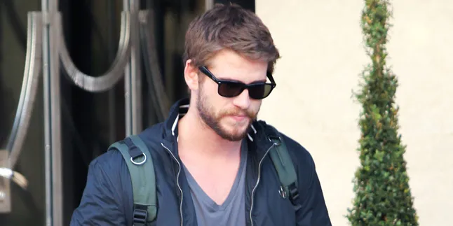 Ternyata Liam Hemsworth Belum Bisa Lepas Dari Miley Cyrus