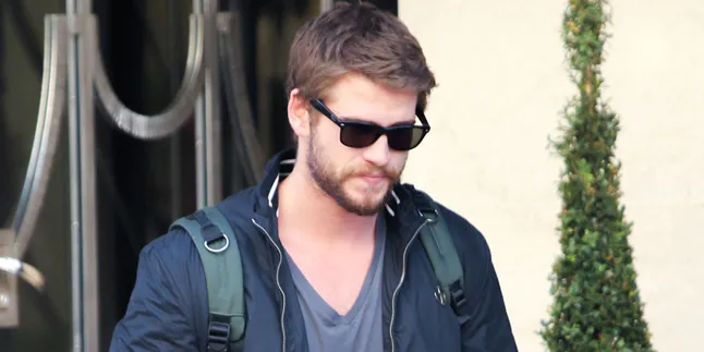 Ternyata Liam Hemsworth Tak Bisa Mengoperasikan Komputer?