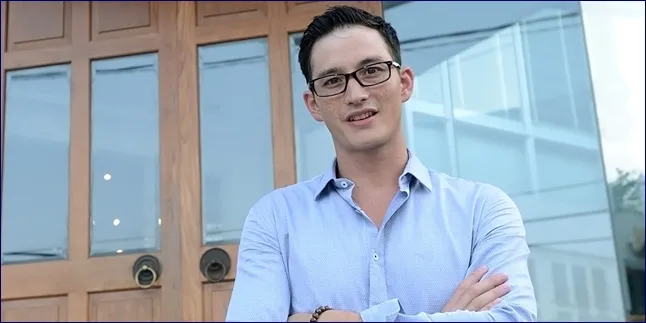 Ternyata, Mike Lewis Pernah Ambil Side Job Jadi Waiter Restoran!