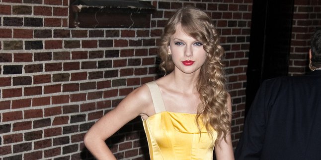 Ternyata Taylor Swift Memang Cocok Pakai Baju Bunga-Bunga