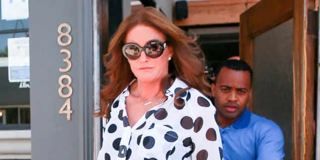 Terpelecok, Caitlyn Jenner Masih Tetap Anggun dan Mempesona