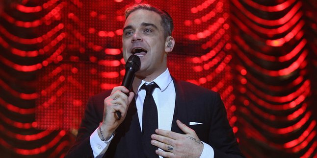 Terpeleset Dari Panggung, Robbie Williams Patahkan Tangan Fans