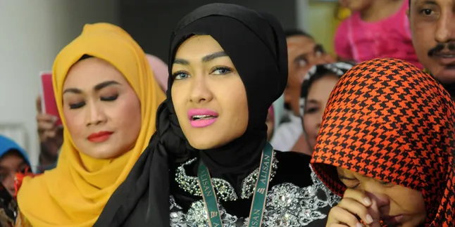 Tersedu, Julia Perez Nekat Jalan Dengan Kaki Bengkak Saat Umrah Tersedu, Julia Perez Nekat Jalan Dengan Kaki Bengkak Saat Umrah