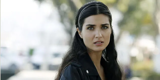 Tersenyum Manis, Ini Penampilan Jadul Tuba 'Cinta Elif' di Praha Tersenyum Manis, Ini Penampilan Jadul Tuba 'Cinta Elif' di Praha
