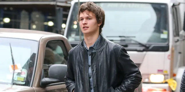 Tertangkap Cium Mesra Mantan, Ansel Elgort Balikan? Tertangkap Cium Mesra Mantan, Ansel Elgort Balikan?