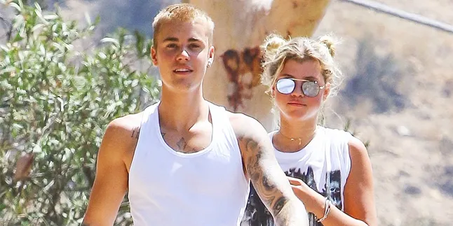 Tertangkap Kamera! Justin Bieber Gandeng Mesra Sofia Richie