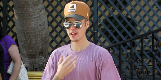 Tertangkap Kamera! Justin Bieber Keluar Dari Bar Gay Tertangkap Kamera! Justin Bieber Keluar Dari Bar Gay