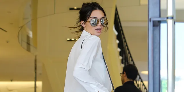 Tertangkap Kamera! Kendall Jenner Pasang Tindik di Bagian Pribadi
