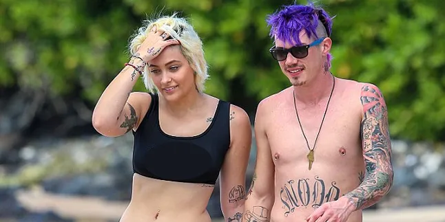 Tertangkap Kamera! Paris Jackson & Pacarnya Mesra Intim di Pantai