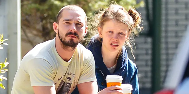 Tertangkap Kamera! Shia LaBeouf Cium Mesra Sang Mantan