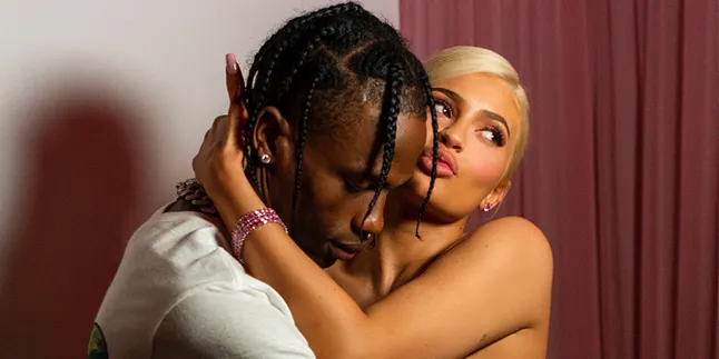 Tertangkap Kencan, Kylie Jenner Gandeng Mesra Travis Scott