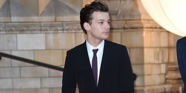 Tertangkap Kencan Romantis, Louis Tomlinson Gandeng Pacar Baru Tertangkap Kencan Romantis, Louis Tomlinson Gandeng Pacar Baru