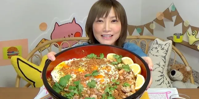 Tertantang, Youtuber Jepang Ini Habiskan 10 Mie Sedaap Sekaligus!