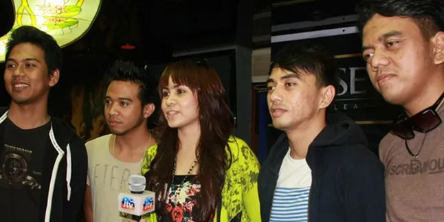 Tertawa Ala Momo Geisha: Sujud di Lantai