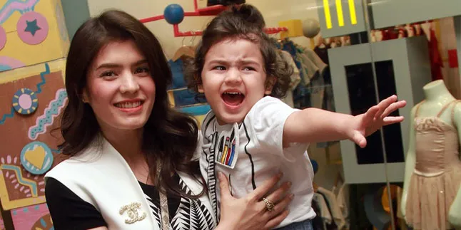 Terungkap, Ini Alasan Putra Ganteng Carissa Putri Benci Kamera Terungkap, Ini Alasan Putra Ganteng Carissa Putri Benci Kamera