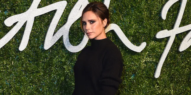 Terungkap! Ini Dia Alasan Victoria Beckham Tak Pernah Senyum Terungkap! Ini Dia Alasan Victoria Beckham Tak Pernah Senyum