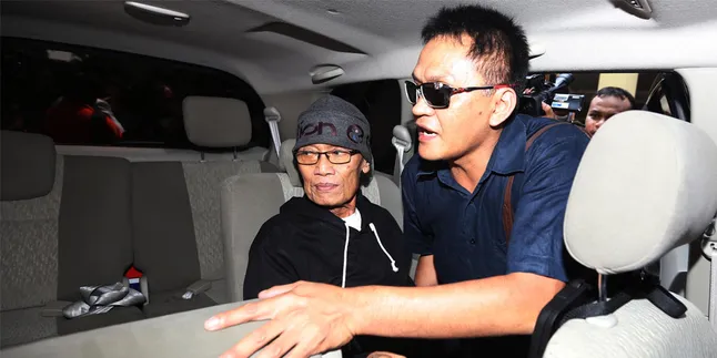 Tessy Tutup Muka Dengan Kain Hitam Karena Malu Tessy Tutup Muka Dengan Kain Hitam Karena Malu