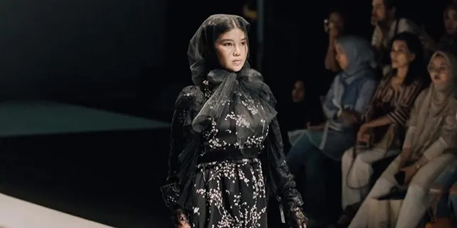 Tetap Dibully Meski Tampil Menawan di JFW 2019, Rosa Meldianti Justru Bersyukur