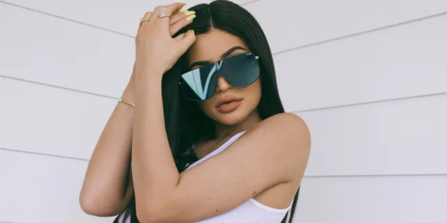 Tetap Langsing Usai Melahirkan, Kylie Jenner Masih Pakai Baju Longgar