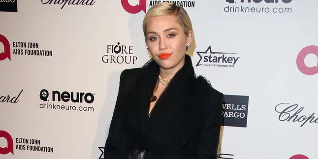 Tetap Liar, Miley Cyrus Belepotan Glitter dan Susu di Video Baru