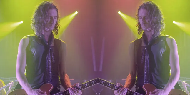 The Strokes Gondol Penonton, Band Headline Tampil Sendirian