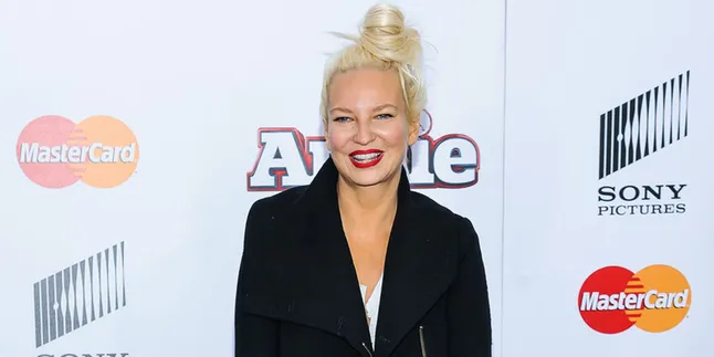 'THIS IS ACTING', Sia Furler Tampil Dengan Ekspresi Wajah Lucu