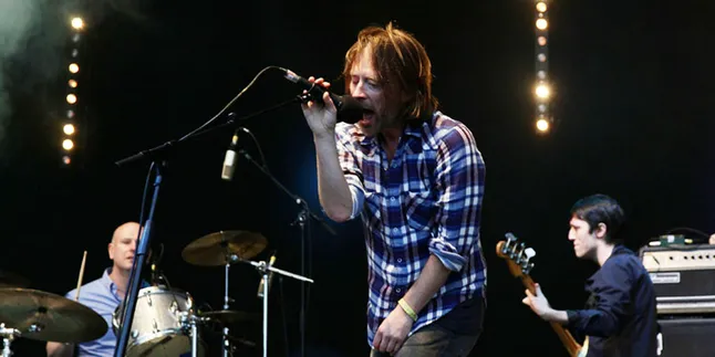 Thom Yorke Minta Ajari Flea RHCP Berselancar Thom Yorke Minta Ajari Flea RHCP Berselancar