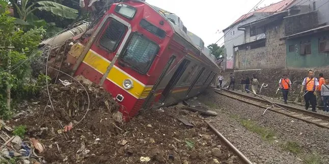 Tiang Listrik Timpa Gerbong Saat Ditabrak KRL yang Anjlok, Penumpang Terjepit