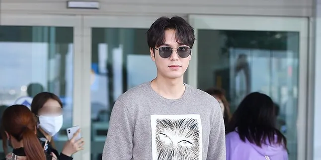 Tiba di Bali, Lee Min Ho Tampil Kasual dan Mempesona