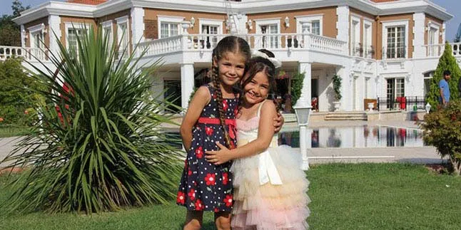 Tiba di Indonesia, Bintang 'Elif' Bikin Heboh Bandara Cengkareng