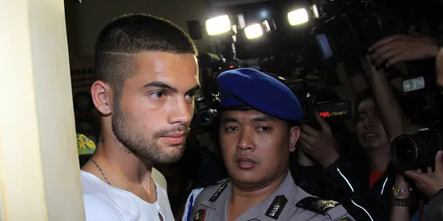 Tiba di Kejaksaan, Tangan Diego Michiels Diborgol