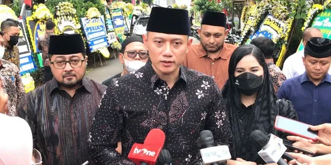 Tiba di Rumah Duka, Jenazah Ayah Emil Dardak Sekaligus Mertua Arumi Bachsin Disambut Isak Tangis Keluarga Tiba di Rumah Duka, Jenazah Ayah Emil Dardak Sekaligus Mertua Arumi Bachsin Disambut Isak Tangis Keluarga