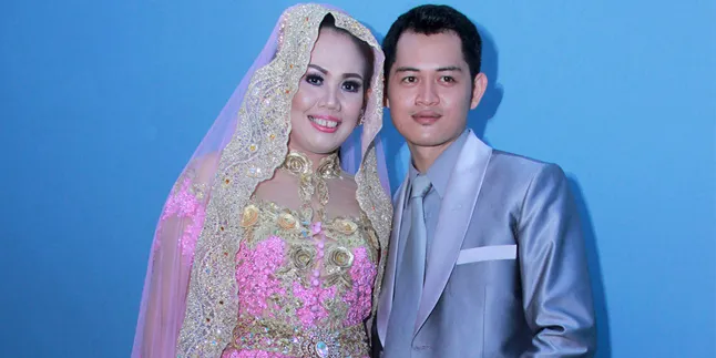 Tidur Bareng, Foto Ranjang Elly Sugigi - Ferry Anggara Bikin Iri! Tidur Bareng, Foto Ranjang Elly Sugigi - Ferry Anggara Bikin Iri!