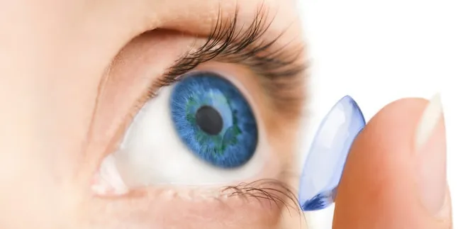 Tidur Memakai Lensa Kontak, Mata Pria Ini Buta Karena Infeksi