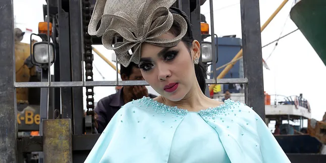Tidur Pakai Make Up Tebal, Syahrini Panen Cibiran Dari Netizen Tidur Pakai Make Up Tebal, Syahrini Panen Cibiran Dari Netizen