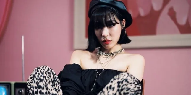 Tiffany Tampil Cantik di Red Carpet 2018 AMAs, Ternyata Ada Cemilan di Gaunnya