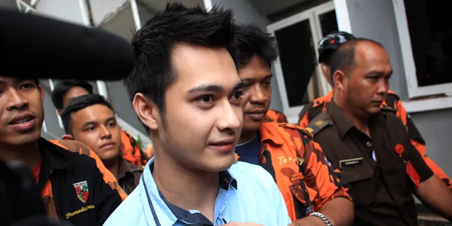 Tiga Siswi SMP Datang Mendukung Eza Gionino di Persidangan