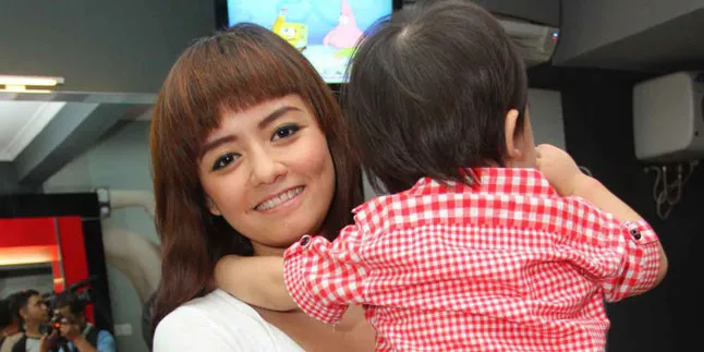 Tika T2 Sedang Senang-Senangnya Antar Anak Sekolah