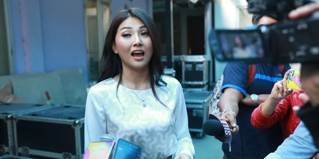 Tiket Pulang Dari Hong Kong Dijual Maskapai, Ini Kata Sarwendah