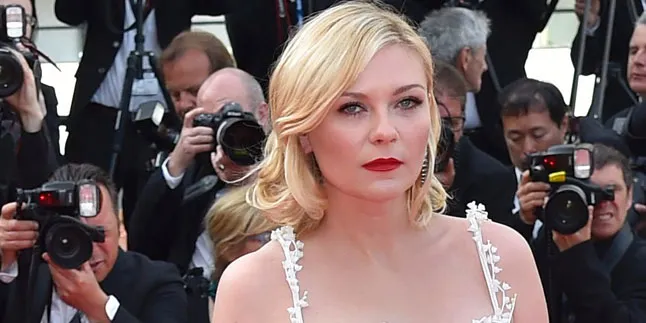 Timeless! Kirsten Dunst Pakai Dress Yang Ia kenakan 13 Tahun Lalu Timeless! Kirsten Dunst Pakai Dress Yang Ia kenakan 13 Tahun Lalu