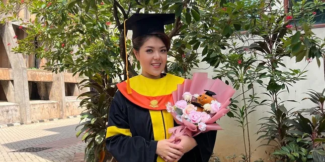 Tina Toon Jalani Wisuda di Awal Masa Kampanye, Siap Maju Buat Memperjuangkan Aspirasi Masyarakat